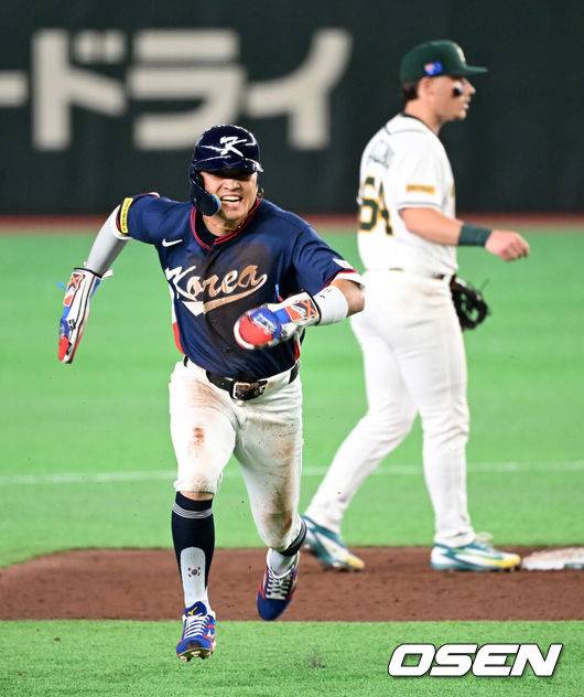 [OSEN=도쿄(일본), 손용호 기자] 도쿄의 기적이 나왔다. 한국 WBC 대표팀이 17년 만에 1라운드를 통과했다.&nbsp;한국은 9일 일본 도쿄돔에서 열린 ‘2026 월드베이스볼클래식(WBC)’ 1라운드 C조 호주와의 경기에서 로 승리를 거뒀다. 이로써 한국은 조별라운드 2승2패를 기록하면서 호주, 대만 등을 최소실점률로 제치면서 2009년 이후 17년 만에 1라운드를 통과했다. 이제 한국은 마이애미행 전세기를 탄다.9회초 1사 1루에서 한국 박해민이 이정후의 땅볼 때 호주 제리드 데일의 실책을 틈타 3루로 달리고 있다. .2026.03.09&nbsp;/spjj@osen.co.kr