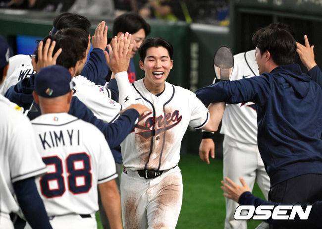 [OSEN=도쿄(일본), 손용호 기자] 8일 일본 도쿄돔에서 2026 월드베이스볼클래식(WBC) 1라운드 C조 조별리그 대한민국과 대만의 경기가&nbsp;열렸다.한국은 전날(7일) 일본과의 경기에서 6-8로 석패했다. 앞서 체코전을 11-4로 잡았던 한국은 1승1패를 마크하게 됐고, 남은 대만전과 호주전에 사활을 걸어야 한다.8회말 2사 1루에서 한국 김혜성이 김도영의 동점 1타점 적시 2루타에 득점을 올리고 동료선수들과 하이파이브를 하고 있다. 2026.03.08&nbsp;/spjj@osen.co.kr