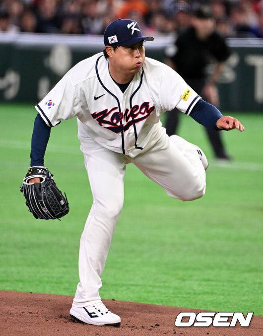 [OSEN=도쿄(일본), 손용호 기자] 8일 일본 도쿄돔에서 2026 월드베이스볼클래식(WBC) 1라운드 C조 조별리그 대한민국과 대만의 경기가&nbsp;열렸다.한국은 전날(7일) 일본과의 경기에서 6-8로 석패했다. 앞서 체코전을 11-4로 잡았던 한국은 1승1패를 마크하게 됐고, 남은 대만전과 호주전에 사활을 걸어야 한다.1회초 한국 류현진이 역투하고 있다. 2026.03.08&nbsp;/spjj@osen.co.kr