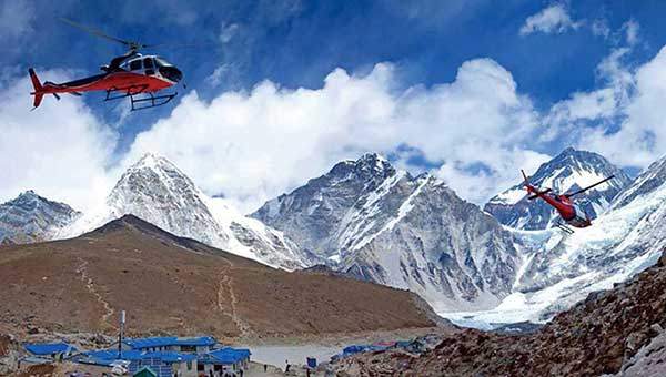 에베레스트 베이스캠프로 운항 중인 헬리콥터. 사진 익스플로러스웹.