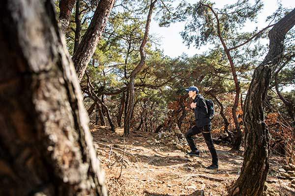 서울 아차산을 오르고 있는 이상만씨.