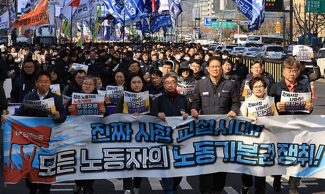 '노란봉투법'(노동조합 및 노동관계조정법 2·3조 개정 법률) 시행 첫날인 10일 서울 세종로에서 열린 민주노총 투쟁 선포대회에서 집회를 마친 민주노총 조합원 등이 행진하고 있다. 연합