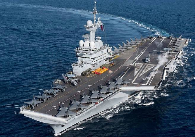 프랑스 해군이 운영하는 핵추진 항공모함 ‘샤를 드골’. 프랑스의 국민적 영웅 샤를 드골(1890∼1970) 장군의 이름을 땄으며 2001년 취역해 30년 가까이 활약 중이다. 프랑스 해군 제공