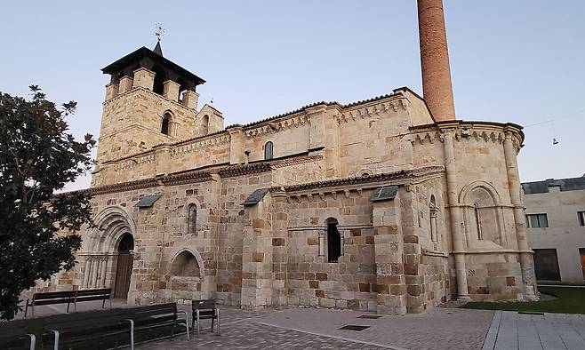 산타 마리아 데 라 오르타 성당 전경. 필자 제공