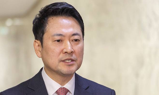 국민의힘 장동혁 대표가 11일 국회에서 열린 지역발전 영입 인재 환영식을 마친 뒤 취재진과 만나 국민의힘 의원단 명의로 발표된 결의문에 대한 자신의 입장을 밝히고 있다. 연합뉴스