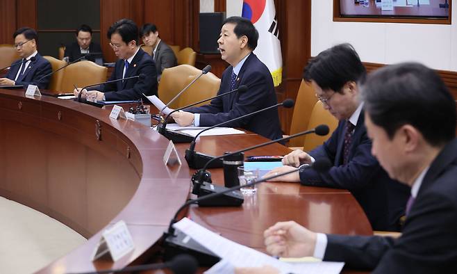 구윤철 부총리 겸 재정경제부 장관이 11일 서울 종로구 정부서울청사에서 열린 비상경제장관회의에서 발언하고 있다. 연합뉴스