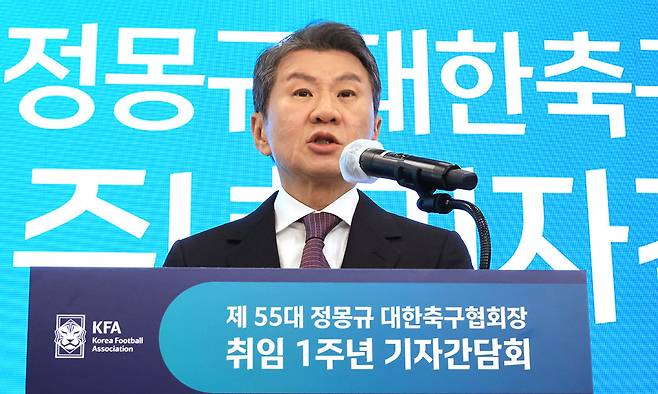 정몽규 대한축구협회장이 11일 서울 종로구 신문로 포니정 재단빌딩에서 열린 제55대 회장 취임 1주년 기자간담회에서 취재진의 질문에 답하고 있다. 연합뉴스