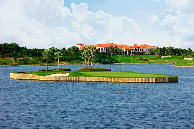 아마타스프링스CC 17번 홀 아일랜드 그린. 티샷한 뒤 배를 타고 그린에 올라야 한다. 쿼드스포츠 제공