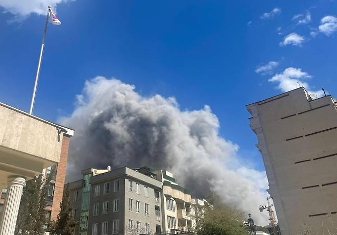 주이란한국대사관 인근 폭격 - 지난 1일(현지시간) 이란 테헤란의 주이란한국대사관 인근에서 폭격으로 연기가 피어오르고 있다. 2026.3.10 외교부 제공