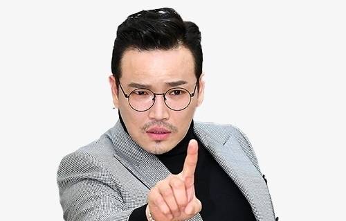 방송인 MC딩동(허용운)이 인터넷 생방송 도중 여성 출연자를 폭행해 논란이다. 딩동해피컴퍼니 홈페이지 캡처