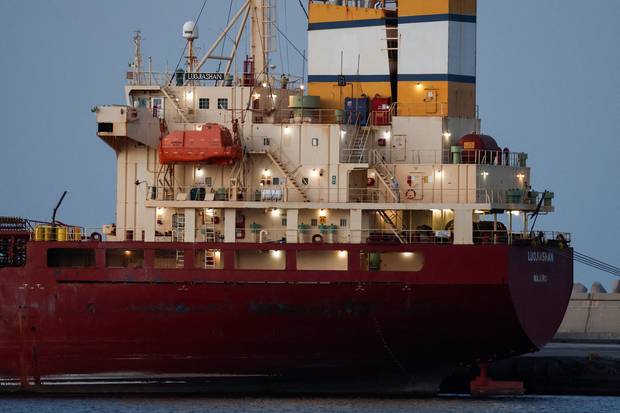 이란이 호르무즈 해협을 봉쇄한 가운데 9일(현지 시간) 오만 무스카트에 한 선박이 정박해 있다. 로이터연합뉴스