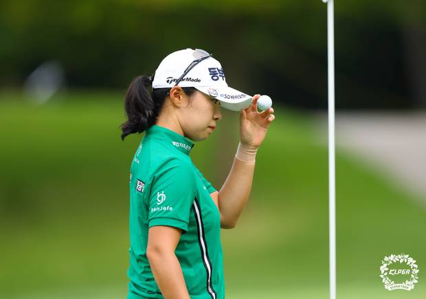 갤러리에게 인사하고 있는 김수지. 사진 제공=KLPGA