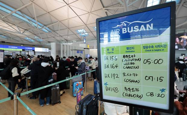 인천국제공항 1터미널 출국장에서 일본으로 향하는 여행객들이 탑승 수속을 하고 있다. 연합뉴스