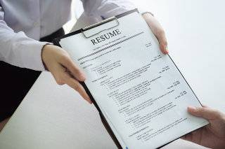 인공지능(AI)은 빠르게 분석하지만 판단하지는 않는다. 그래서 기업은 결국 사람을 찾는다. Gettyimage