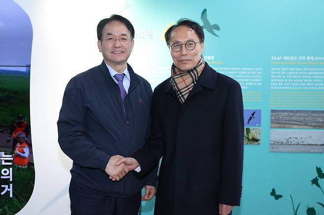 長港湿地懸案議論のために現場を訪れたイ・ドンファン高陽特例市場（左）とイ・スンファン漢江流域環境庁長Ⓒ猫市役所提供