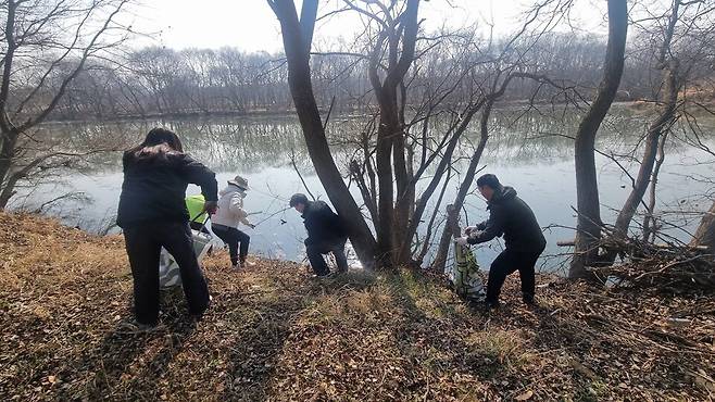 3월10일 진행된 우포늪 환경정화 활동 현장 ⓒ창녕군 제공