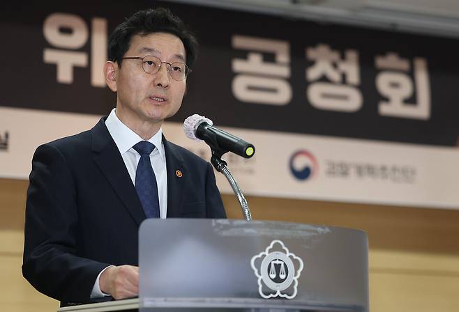 국무총리 산하 검찰개혁추진단장인 윤창렬 국무조정실장이 11일 서울 서초구 대한변호사협회에서 열린 '수사기관 역량강화를 위한 공청회'에서 축사를 하고 있다. ⓒ연합뉴스