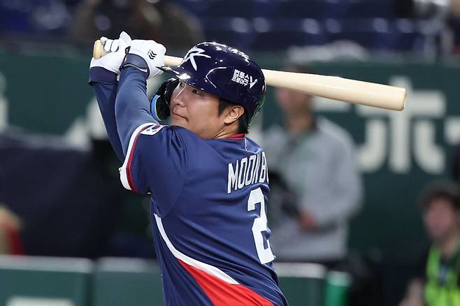 야구 대표팀 문보경이  9일 일본 도쿄돔서 열린 2026 WBC 본선 1라운드 C조 4차전 호주와 경기 5회초 2사 2루 찬스에서 1타점 적시타를 때리고 있다. 문보경은 김도영과 함께 1라운드에서 가장 뜨거운 타격감을 자랑했다. 뉴시스