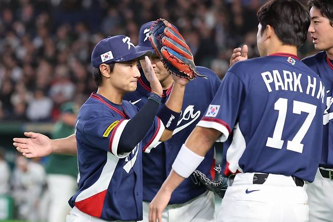 한국 야구대표팀 신민재(왼쪽)가 9일 일본 도쿄돔서 열린 WBC 본선 1라운드 호주와 C조 4차전 도중 동료들과 손뼉을 마주치고 있다. 도쿄｜뉴시스
