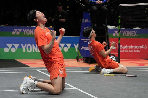 서승재-김원호가 9일 전영오픈 남자복식 결승전에서 승리, 대회 2연패를 확정한 뒤 포효하고 있다. AP연합뉴스