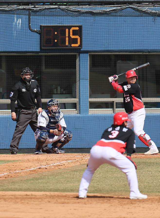 지난해 3월 13일 잠실구장에서 열린 KIA와 두산의 시범경기에서 피치클록이 운영되고 있다. 연합뉴스