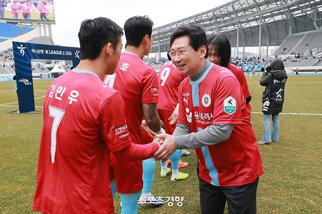 이상일 용인시장(오른쪽)이 지난 1일 천안FC전을 앞두고 용인FC 구단주 자격으로 선수들과 악수하고 있다. 용인특례시 홈페이지