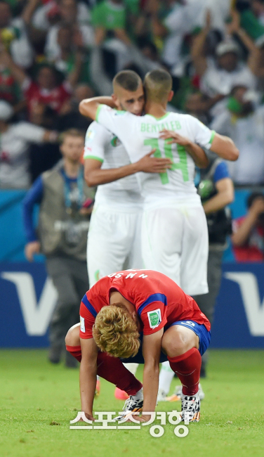 축구대표팀 손흥민이 2014  브라질 월드컵 알제리전 패배 후 주저 앉아 눈물을 흘리고 있다. 서성일 기자