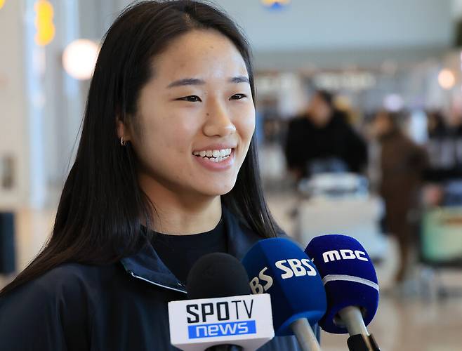 ▲ 왕즈이가 '안세영처럼' 셔틀콕을 쳤고 반대로 안세영이 직전 10경기 '왕즈이처럼' 시종 수세에 몰렸다. 결국 한 게임도 뺏어내지 못하고 고개를 떨궜다. 한국 단식 사상 첫 전영오픈 2연패 달성이 무산됐다. ⓒ연합뉴스