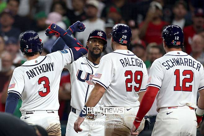 ▲ 미국 야구 대표팀 선수들.&nbsp;미국은 11일 열린 2026&nbsp;월드베이스볼클래식 1라운드 B조 이탈리아와의 경기에서 석패했다. 3승1패로 1라운드를 마친 가운데 12일 이탈리아-멕시코전 결과에 따라 8강 진출 여부가 결정되는 상황이다. 그런데 마크 데로사 미국 대표팀 감독은 이탈리아전을 앞두고 이미 미국이 8강 진출을 확정했다고 말해 논란에 휩싸였다. 경기 후 자신이 착각했다며 잘못을 인정했다.