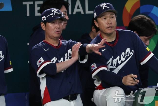 지난 9일 열린 호주전 9회 수비 위치를 조정하고 있는 류지현 감독(왼쪽)과 이동욱 수비코치. /사진=뉴스1