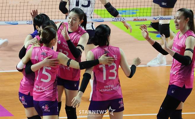 레베카(14점)와 피치(17점)  씽포가 31점을 합작하며 5세트 접전 끝에 IBK기업은행의 추격을 뿌리치며 포스트시즌 진출을 확정했다. /사진=김진경 대기자