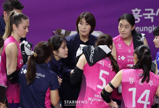 2025-2026V리그 여자부 흥국생명 대 IBK기업은행 경기가 10일 인천 삼산월드체육관에서 열렸다.  흥국생명 요시하라(가운데) 감독이 작전 지시를 하고 있다. /사진=김진경 대기자