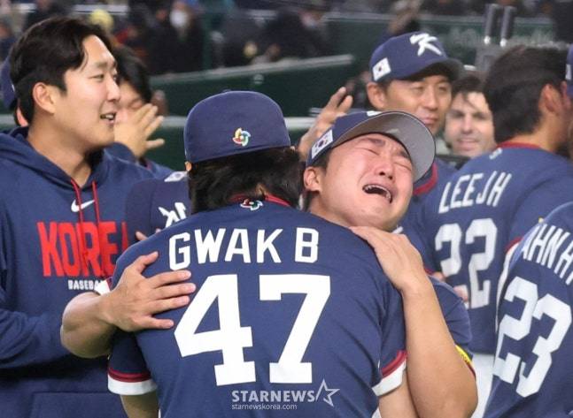 대표팀 고우석(가운데)이 호주전 승리 후 곽빈과 포옹하며 눈물을 흘리고 있다. /사진=강영조 선임기자