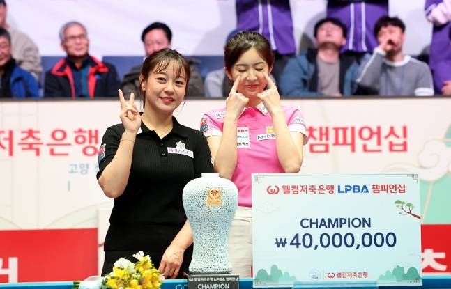 정수빈(오른쪽)이 지난 1월 웰컴저축은행 LPBA 챔피언십에서 준우승을 차지한 뒤 눈물을 흘리는 제스처를 취하며 아쉬워하고 있다. /사진=PBA 제공