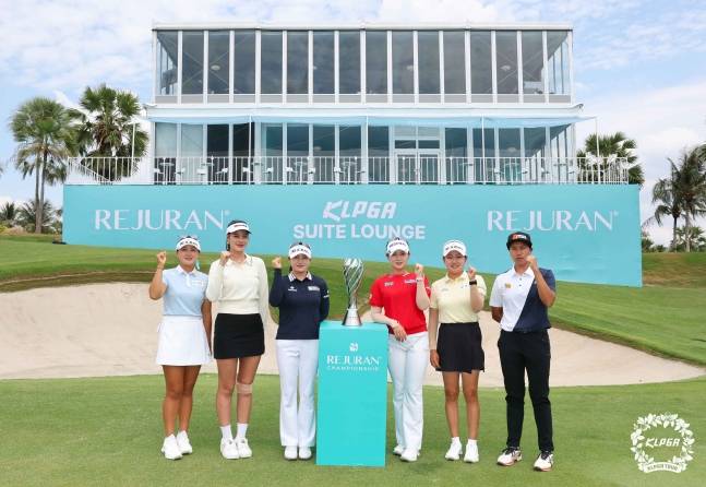 포토콜 행사에 나선 선수들. /사진=KLPGA 투어 제공