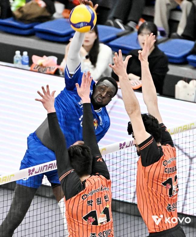 한국전력 베논(왼쪽)이 OK저축은행의 더블 블로커를 앞두고 강력한 스파이크를 날리고 있다. /사진=KOVO 제공