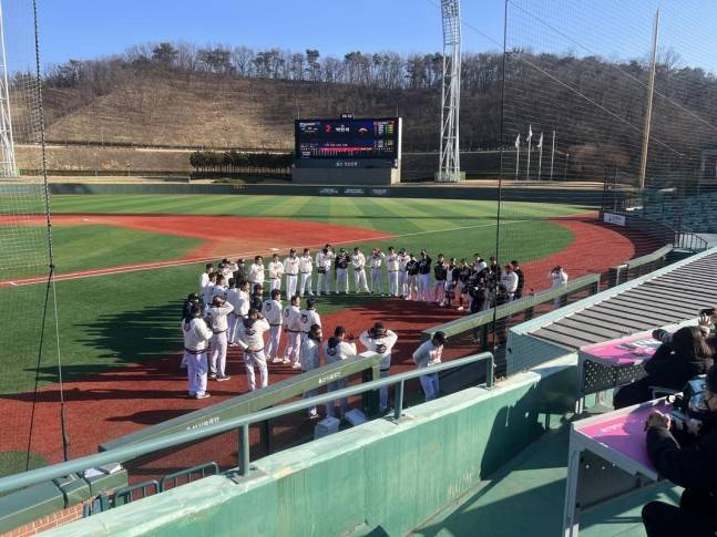 팬들에 공개된 연습경기를 앞두고 함께 모여 파이팅을 외치는 울산웨일즈 선수단. /사진=울산웨일즈 제공