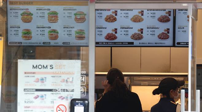 주요 햄버거 업체들이 2월부터 가격 인상을 단행했다.[사진｜연합뉴스]