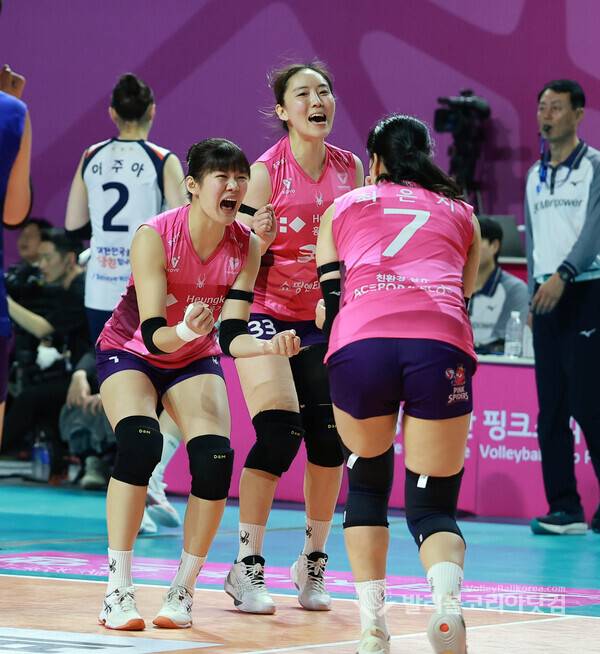 흥국생명 김다은-이나연 환호.2026.03.10.