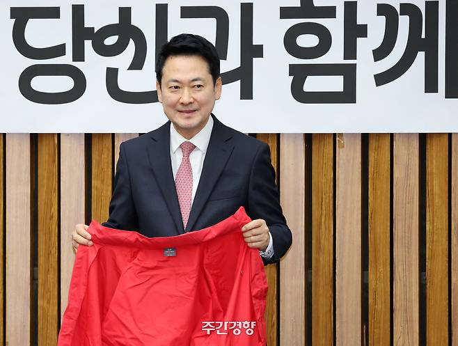 장동혁 국민의힘 대표가 11일 국회에서 열린 지역발전 영입 인재 환영식에서 당을 상징하는 ‘빨간 점퍼’를 들고 있다. 박민규 선임기자