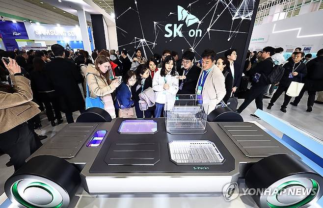 이것이 SK온의 세이프티 테크 플랫폼 (서울=연합뉴스) 윤동진 기자 = 지난해 3월 5일 서울 강남구 코엑스에서 열린 인터배터리 2025의 SK 온 부스에 액침냉각 등이 적용된 전기차 하부 모형이 전시돼 있다. 2025.3.5 mon@yna.co.kr