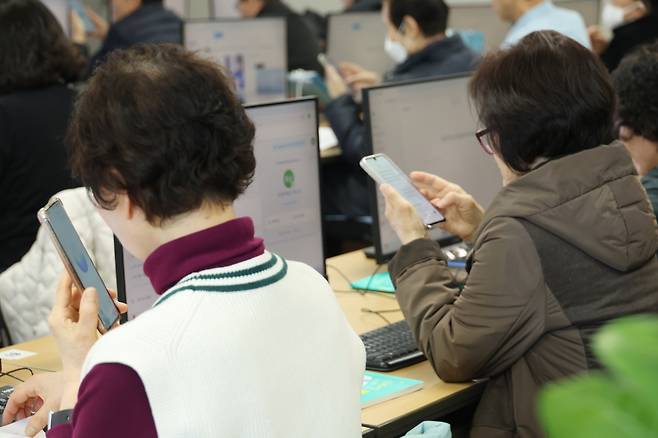 '챗 GPT야 반가워…인사하는 교육생들'  (대구=연합뉴스) 박세진 기자 = 10일 대구 중구청사에서 정보화 교육이 진행되고 있다. 교육에는 중장년층 어르신들이 참여해 Chat(챗)GPT 등 인공지능(AI) 관련 기술을 비롯한 디지털 기술을 배워간다. 2026.3.10 psjpsj@yna.co.kr