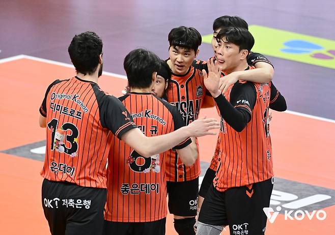 득점 후 기뻐하는 OK저축은행 선수들  [한국배구연맹 제공. 재판매 및 DB 금지]