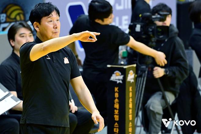 작전 지시하는 신영철 OK저축은행 감독 [한국배구연맹 제공. 재판매 및 DB 금지]