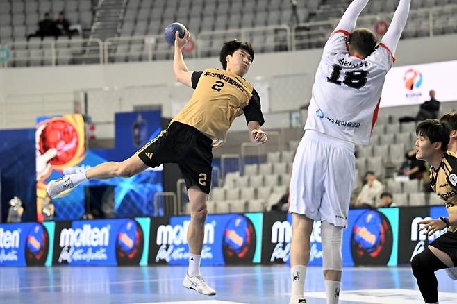 부상에서 돌아온 두산 정의경(왼쪽) [한국핸드볼연맹 제공. 재판매 및 DB 금지]