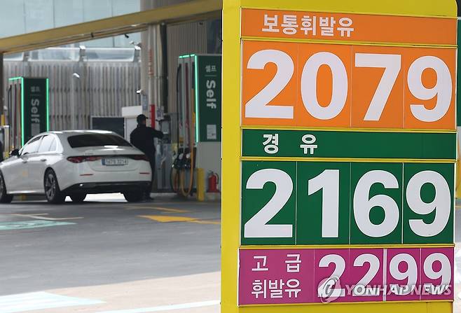 급등하는 유가 지난 9일 서울 한 주유소 모습 [연합뉴스 자료사진]