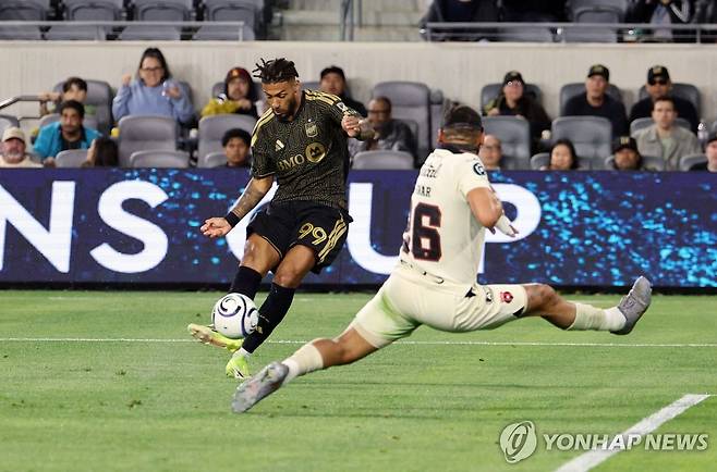동점골 터트리는 LAFC의 드니 부앙가(왼쪽). [AFP=연합뉴스]