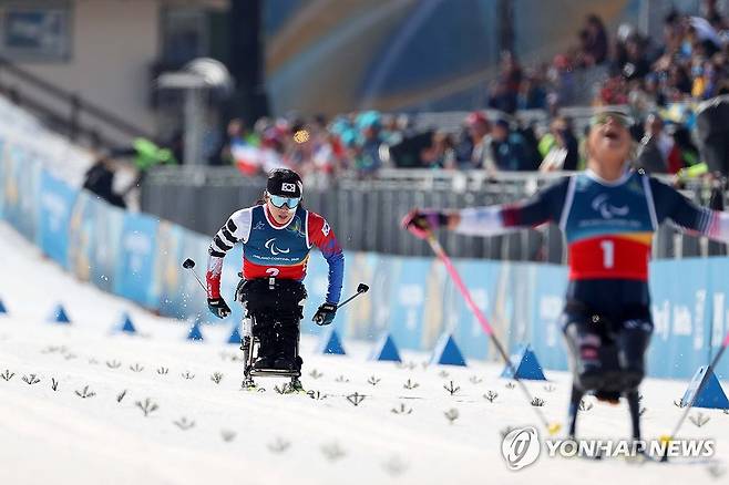'19세 철인' 김윤지, 크로스컨트리 '은빛 질주'…두 번째 메달 (서울=연합뉴스) 김윤지가 10일(현지시간) 이탈리아 테세로 크로스컨트리 스타디움에서 열린 2026 밀라노·코르티나 동계 패럴림픽 크로스컨트리스키 여자 스프린트 좌식 결선에서 결승선을 통과하고 있다. 이날 김윤지는 은메달을 차지했다. 2026.3.10 [대한장애인체육회 제공.재판매 및 DB 금지] saba@yna.co.kr