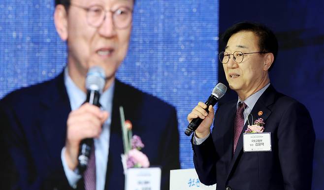 ▲ 12일 인천 강화군 생활체육센터에서 열린 '계양~강화 고속도로 착공식'에 참석한 김윤덕 국토교통부 장관이 기념사를 하고 있다. /이재민 기자 leejm@incheonilbo.com