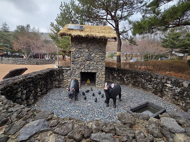 ▲ 해우재 야외 전시장의 제주도 흑돼지 변소.